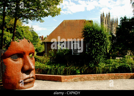 Skulptur "Schott" von Rick Kirby. & Canterbury Kathedrale. Großbritannien Stockfoto