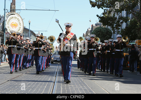 Die 1St Marine Division Band marschiert durch die Straßen von San Francisco während die 144 jährlichen italienischen Erbe Parade, Oktober 6, 2012. Marines vom 1st Marine Expeditionary Brigade, 13 Marine Expeditionary Unit und zur Bekämpfung der Logistik Regiment 1, in San Francisco an Bord der USS Makin Island gereist, um in der Flotte von Woche zu zeigen, Katastrophenhilfe und humanitäre Hilfe Funktionen teilnehmen. Stockfoto