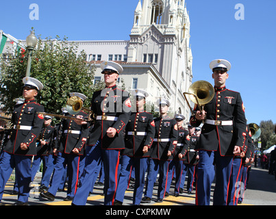 Die 1St Marine Division Band marschiert durch die Straßen von San Francisco während die 144 jährlichen italienischen Erbe Parade, Oktober 6, 2012. Marines vom 1st Marine Expeditionary Brigade, 13 Marine Expeditionary Unit und zur Bekämpfung der Logistik Regiment 1, in San Francisco an Bord der USS Makin Island gereist, um in der Flotte von Woche zu zeigen, Katastrophenhilfe und humanitäre Hilfe Funktionen teilnehmen., Stockfoto