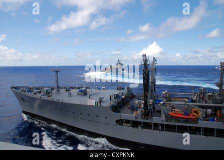 Amphibische Landung dock Schiff USS Rushmore (LSD 47) zieht weg von Flotte Auffüllung öler USNS Johannes Ericksson (T-AO-194) nach Abschluss eines unterwegs Nachschub. Rushmore ist Teil der Peleliu Amphibious Ready Gruppe derzeit auf einer Bereitstellung mit Amphibisches Schiff USS Peleliu (LHA 5) und amphibious Transport dock Schiff USS Green Bay LPD (20). Stockfoto