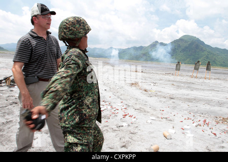 Ein philippinischer Marine von der 71. Aufklärungskompanie wirft eine Stingball-Granate während eines nicht-tödlichen Waffentrainings mit der 31. Marine Expeditionary Unit in der Region Asien-Pazifik, um die Bereitschaft für friedenserhaltende und operative Missionen zu verbessern. Stockfoto