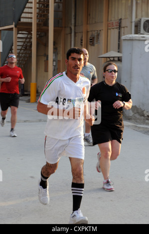 Nationale afghanische Armee Soldat Monir Khan, ein Arzt aus der ANA regionale Unterstützung Command-West gibt sein alle während des Camps Eggers Armee Ten-Miler shadow run Okt. 7. Khan sagte, er ist gut in Form, da sein Gerät körperliche Fitness Training jeden Tag mit seiner Einheit führt. Er erklärte, dass bei Gelegenheit, seine Einheit ausgegangen ist 20 Kilometer entfernt, die ihn ungeheuer in Vorbereitung für diesen Lauf geholfen. Stockfoto