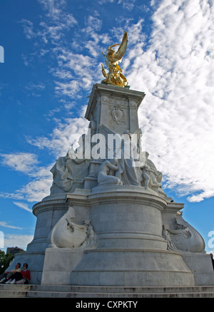 Das Victoria Memorial im Zentrum der Gärten der Königin vor Buckingham Palace, Queen Victoria gewidmet. Stockfoto