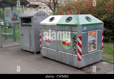 Ein paar Metall-recycling-Behälter (für klare & farbigen Glas und Kleidung & Schuh) in einem Wohngebiet von Wien (Wien), Österreich. Stockfoto