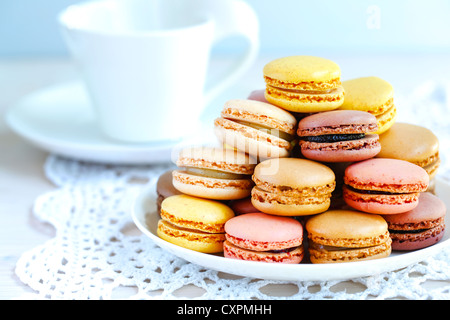 Tablett voll von bunten Macarons auf eine Spitze stricken Serviette Stockfoto