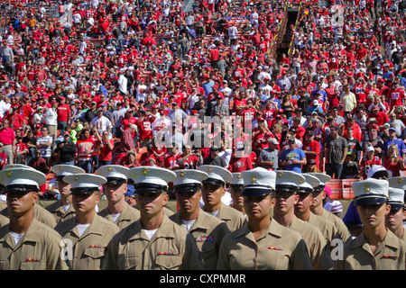 Marines mit dem 13 Marine Expeditionary Unit für San Francisco Fleet Week stand 2012 an Aufmerksamkeit im Candlestick Park der 50-Yard-Linie der pregame Show im 49ers Spiel, Oktober 7, 2012. Us-Marines, Matrosen, Küstenwache und die Mitglieder der Royal Canadian Navy marschierten auf dem Feld während das Singen der Nationalhymne zu begrüssen. Der Service Mitglieder erhielt stehende Ovationen, als Sie das Feld verlassen. Stockfoto