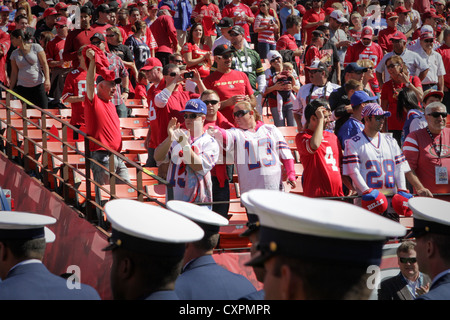 Fußball-Fans an der San Francisco 49ers gegen Buffalo Bills Spiel bei Candlestick Park eine Standing Ovation für US-Marines, Matrosen, Küstenwache und die Mitglieder der Royal Canadian Navy, wie sie das Feld nach der pregame Show, Okt. 7, 2012 verlassen. Der Service Mitglieder mit San Francisco Fleet Week 2012 marschierten auf dem Feld während das Singen der Nationalhymne zu begrüssen. Stockfoto