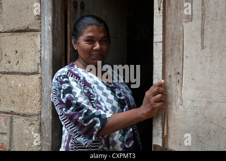 Porträt einer erwachsenen Frau an der Tür zu ihrem Haus, im Dorf von Waikkal, Sri Lanka Stockfoto