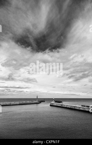 Hafeneinfahrt von Whitby, North Yorkshire Stockfoto