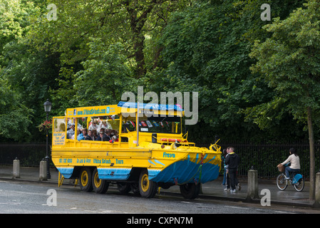 "Viking Splash" Touristenbus gegenüber St. Stephens Green, Dublin, Irland. Stockfoto