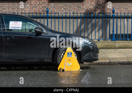 Auto mit Wheelclamp im Stadtzentrum von Dublin, Republik Irland geklemmt. Stockfoto