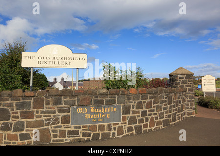 Schild am Eingang zum alten Bushmills Distillery Co Ltd Destillateure Irish Whiskey in Bushmills, Co. Antrim, Nordirland, Vereinigtes Königreich Stockfoto