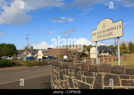 Schild am Eingang zum alten Bushmills Distillery Co Ltd Destillateure Irish Whiskey in Bushmills, Co. Antrim, Nordirland, Vereinigtes Königreich Stockfoto