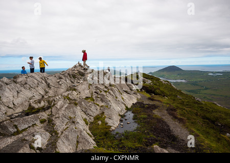 Wanderer auf dem Gipfel des Diamond Hill, Nationalpark Connemara, County Galway, Irland Stockfoto