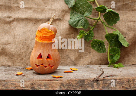 Lustige Halloween-Kürbis auf einem alten Holztisch. Stockfoto