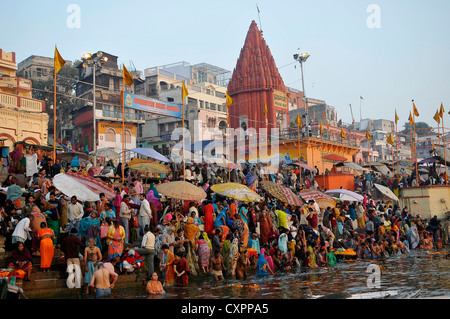 Asien Indien Uttar Pradesh Varanasi Hindu Anhänger auf den Ghats des Flusses Ganges Stockfoto