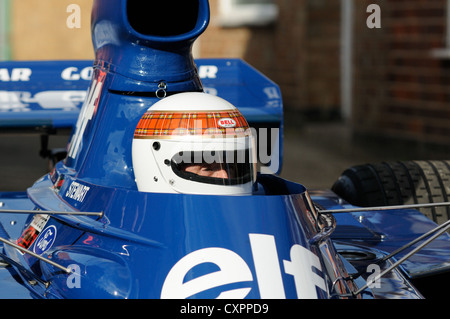 Sir Jackie Stewart fahren einen Tyrrell tagsüber in Bourne, Lincolnshire, die anlässlich des 50. Jahrestages der BRM Feier Stockfoto