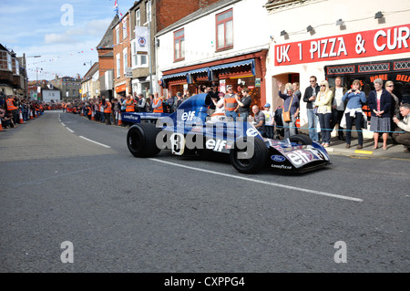 Sir Jackie Stewart fahren einen Tyrrell tagsüber in Bourne, Lincolnshire, die anlässlich des 50. Jahrestages der BRM Feier Stockfoto