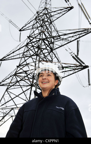 Porträt der jungen weiblichen Lehrling arbeitet für die National Grid, Ausbildung zum eine obenliegende Kabeltechniker Stockfoto