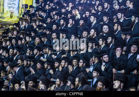 Orthodoxe Juden von der Hasidic Dynastie Vizhnitz feiert Simchat Beit Hashoeivah in Bnei Brak Israel Stockfoto