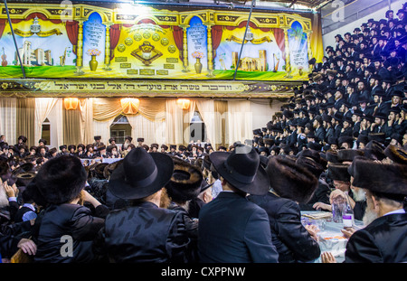 Orthodoxe Juden von der Hasidic Dynastie Vizhnitz feiert Simchat Beit Hashoeivah in Bnei Brak Israel Stockfoto