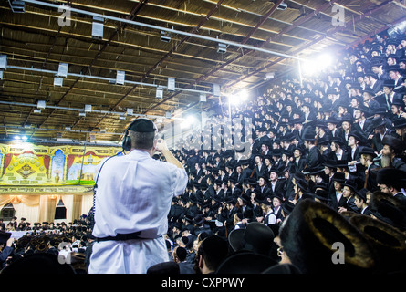 Orthodoxe Juden von der Hasidic Dynastie Vizhnitz feiert Simchat Beit Hashoeivah in Bnei Brak Israel Stockfoto