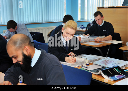 Junge Auszubildende sitzen einen schriftlichen Test, British Gas Stockfoto