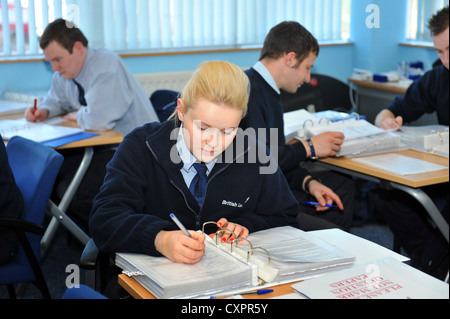 Junge Auszubildende sitzen einen schriftlichen Test, British Gas Stockfoto