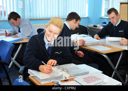 Junge Auszubildende sitzen einen schriftlichen Test, British Gas Stockfoto