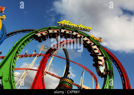 Achterbahn auf dem Oktoberfest in München Stockfoto