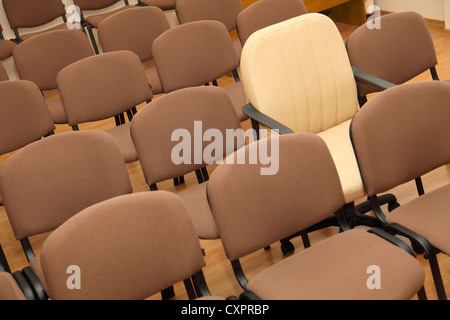 Manager Stuhl sticht aus den Reihen von gewöhnlichen Bürostühlen Stockfoto