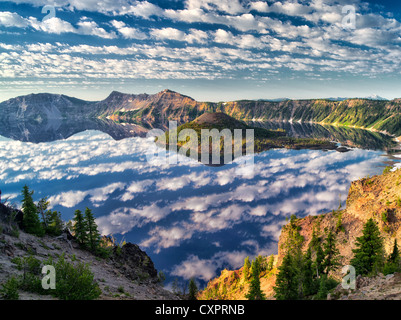 Geschwollene Wolke Reflexion, Kratersee und Wizard Island. Crater Lake Nationalpark, Oregon Stockfoto
