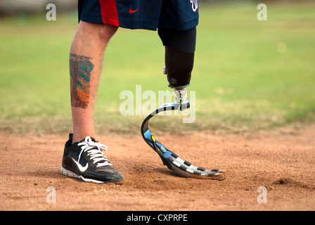 Eine US Army Veteran spielen für die Verwundeten Krieger Amputierte Softballmannschaft postiert sich um den Ball zu 1. Oktober 2012 in Millican Field, gemeinsame Basis Pearl Harbor-Hickam schlagen. Die WWAST besteht aus Veteranen und aktiven Dienst Service-Mitglieder, die ihre Gliedmaßen während ihres Dienstes verloren haben. Stockfoto