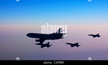 US Navy F/A-18 Hornets und Super Hornets aus Verhalten Luftbetankung bei Sonnenaufgang mit einem KC-10A Extender 2. Oktober 2012 über das Arabische Meer. Stockfoto