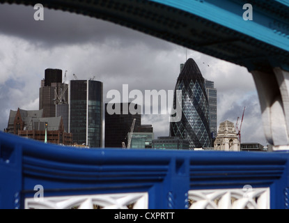 Die City of London durch die Struktur der Tower Bridge gesehen Stockfoto