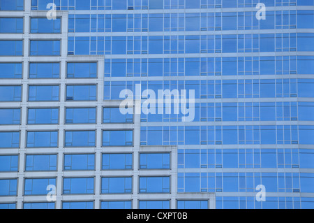 Blau Business Gebäude Fenster Stockfoto
