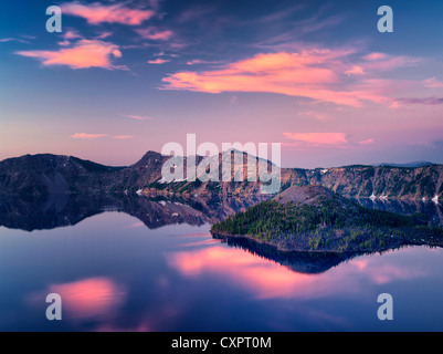 Kratersee mit Wizard Island bei Sonnenaufgang. Crater Lake Nationalpark, Oregon, Sonnenaufgang Wolken reflektiert in ruhigen Gewässern Stockfoto