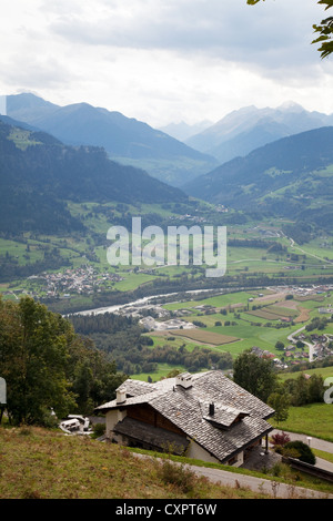 Blick vom Dorf Falera über das Alpental wo der Oberrhein-Fluss fließt, Schweiz, Europa Stockfoto