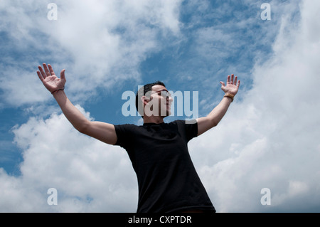Ein junger Latin Mann mit offenen Armen Stockfoto