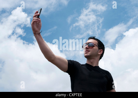Ein junger Latin Mann telefonieren mit Handy Stockfoto