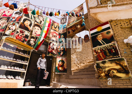 Shop Anzeige Wandteppiche mit christlichen, muslimischen und nationalistischen Motiven. Arbil, Irak kurdische Stockfoto