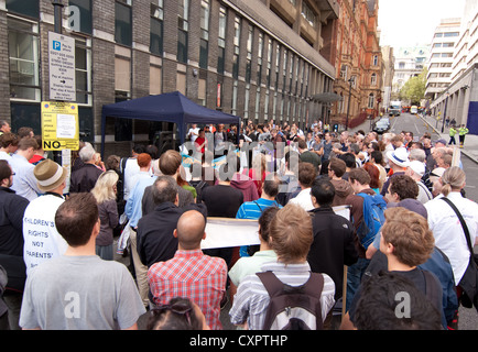 Unterstützer der säkularen Europa Kampagne sammeln für Lautsprecher bei der Rallye in Surrey Straße WC2 Stockfoto