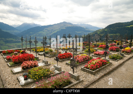 Bunte Swiss Mountain Dorffriedhof, Kirche St. Remigius, Falera, Graubünden, Schweiz Stockfoto