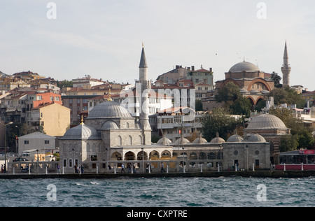 Moschee am Ufer des Bosporus, Istanbul, Türkei Stockfoto