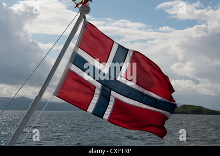 Die norwegische Flagge im Wind auf der Rückseite eines Passagiers Boot in Stavanger, Norwegen. Stockfoto