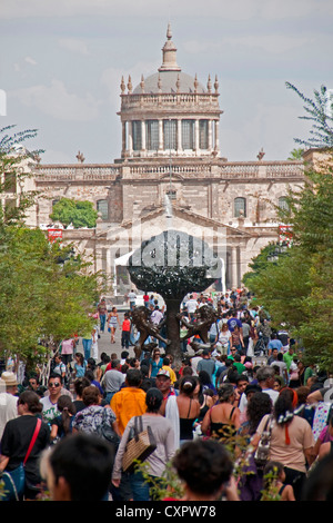 Blick nach unten von Guadalajara überfüllten sieben blockieren lange Plaza Tapatia in Richtung Cabanas Kulturinstitut Stockfoto