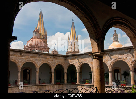 Türme von Guadalajara Metropolitan Kathedrale Templo Santa Maria de Gracia aus Hof der Regierungspalast Stockfoto