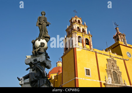 Basilika der Muttergottes von Guanajuato mit Statue am Brunnen in Plaza De La Pax Stockfoto