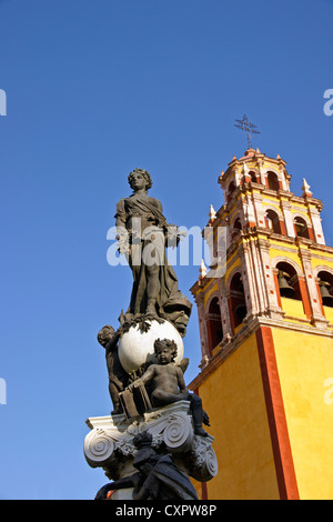 Basilika der Muttergottes von Guanajuato mit Statue am Brunnen in Plaza De La Pax Stockfoto