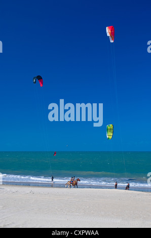 Cumbuco Strand, Ceará, Brasilien, Kite-Surfer Stockfoto